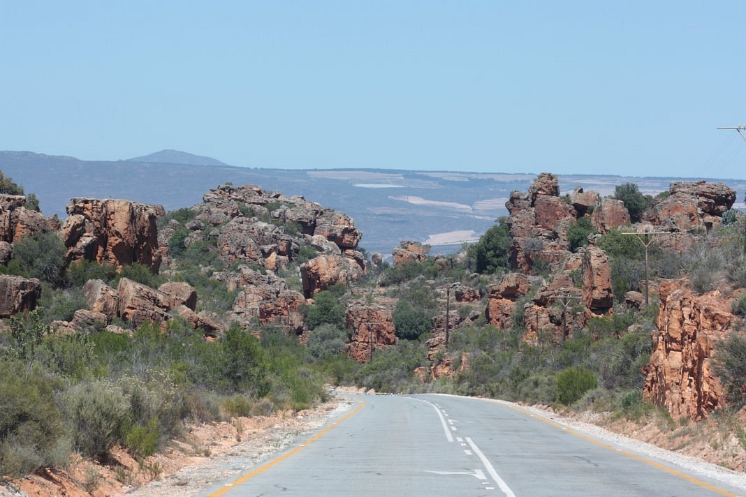 pakhuispass tar road 